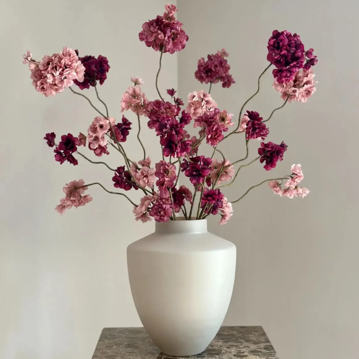 Beige matte vaas met bloesem boeket burgundy roze