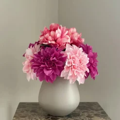 Beige matte vaas met roze fuchia dahlia’s