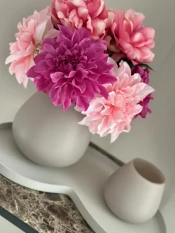Beige matte vaas met roze fuchia dahlia’s