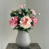 Beige vaas met kunst pioen rozen boeket