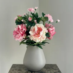 Beige vaas met kunst pioen rozen boeket