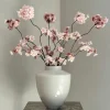 Beige vaas met roze zijden bloesemtakken