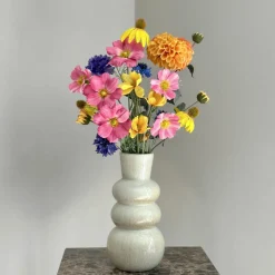 Beige vaas met zijden bloem boeket zomer