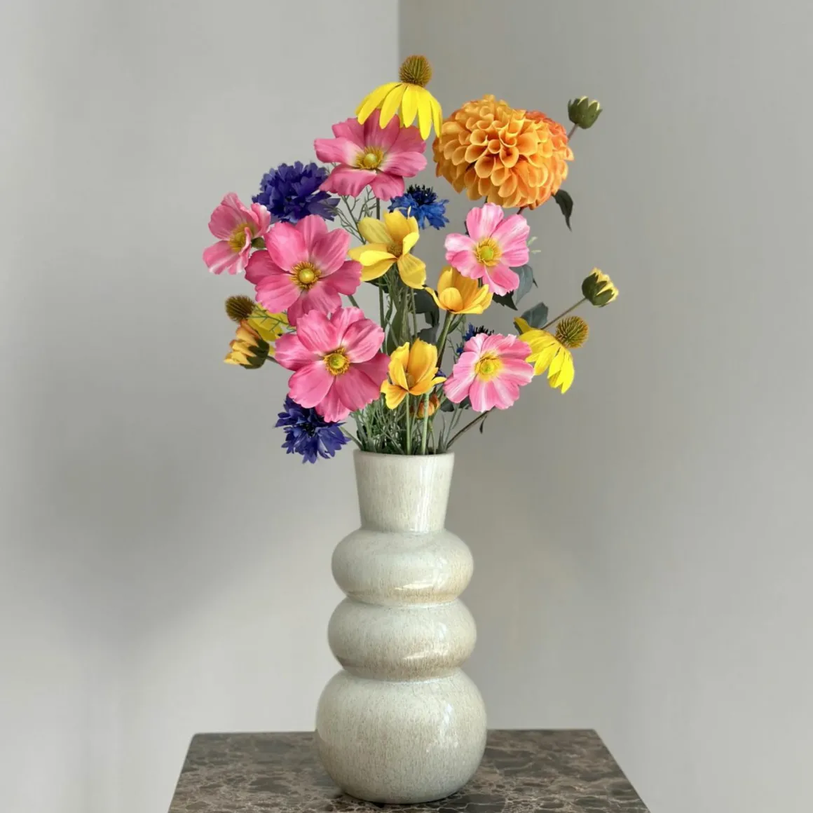Beige vaas met zijden bloem boeket zomer
