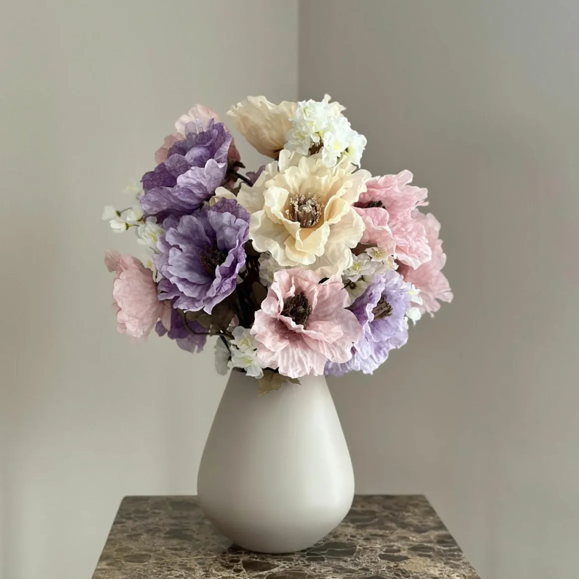 Beige vaas met zijden bloem boeket pastel