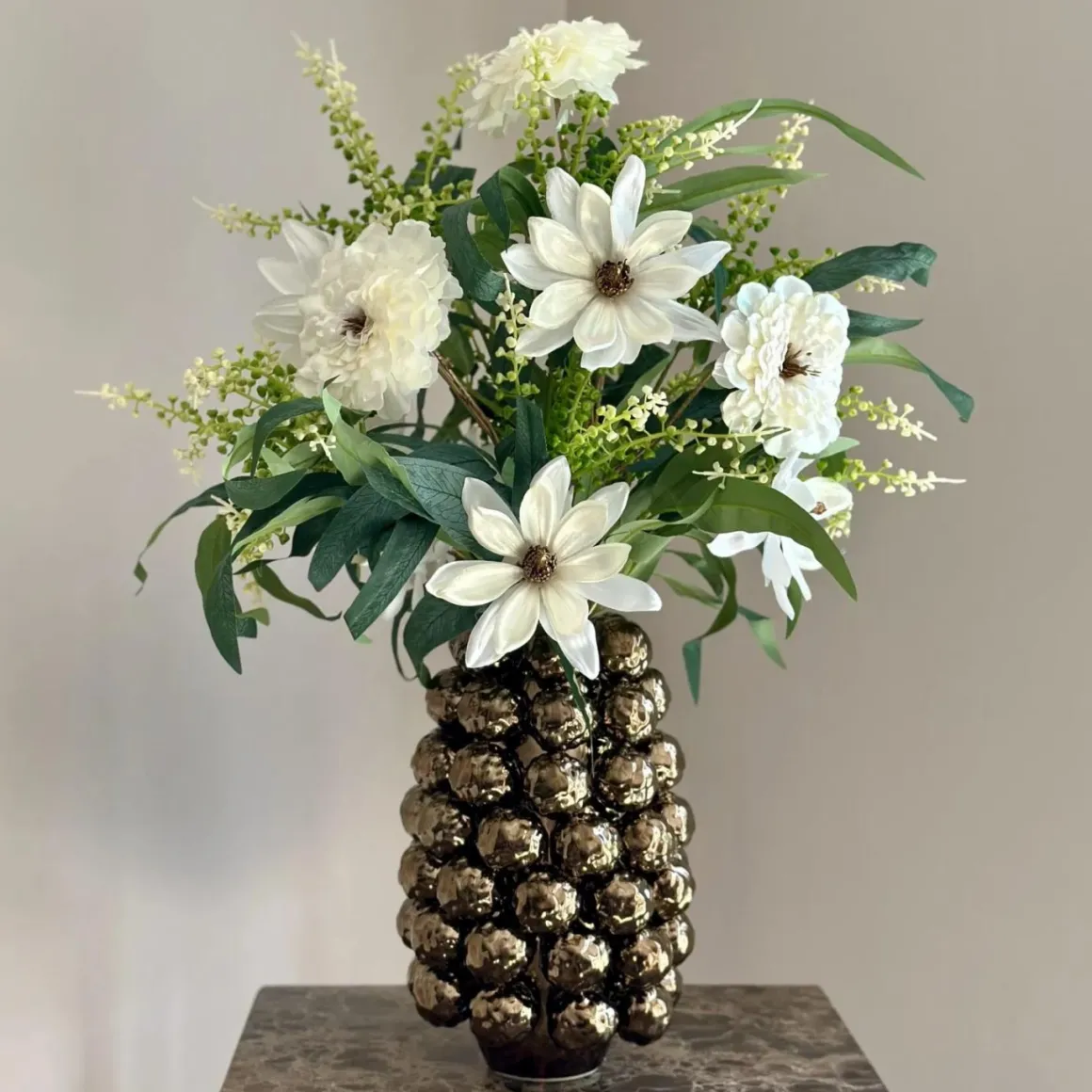 Bronzen vaas met zijden bloem boeket