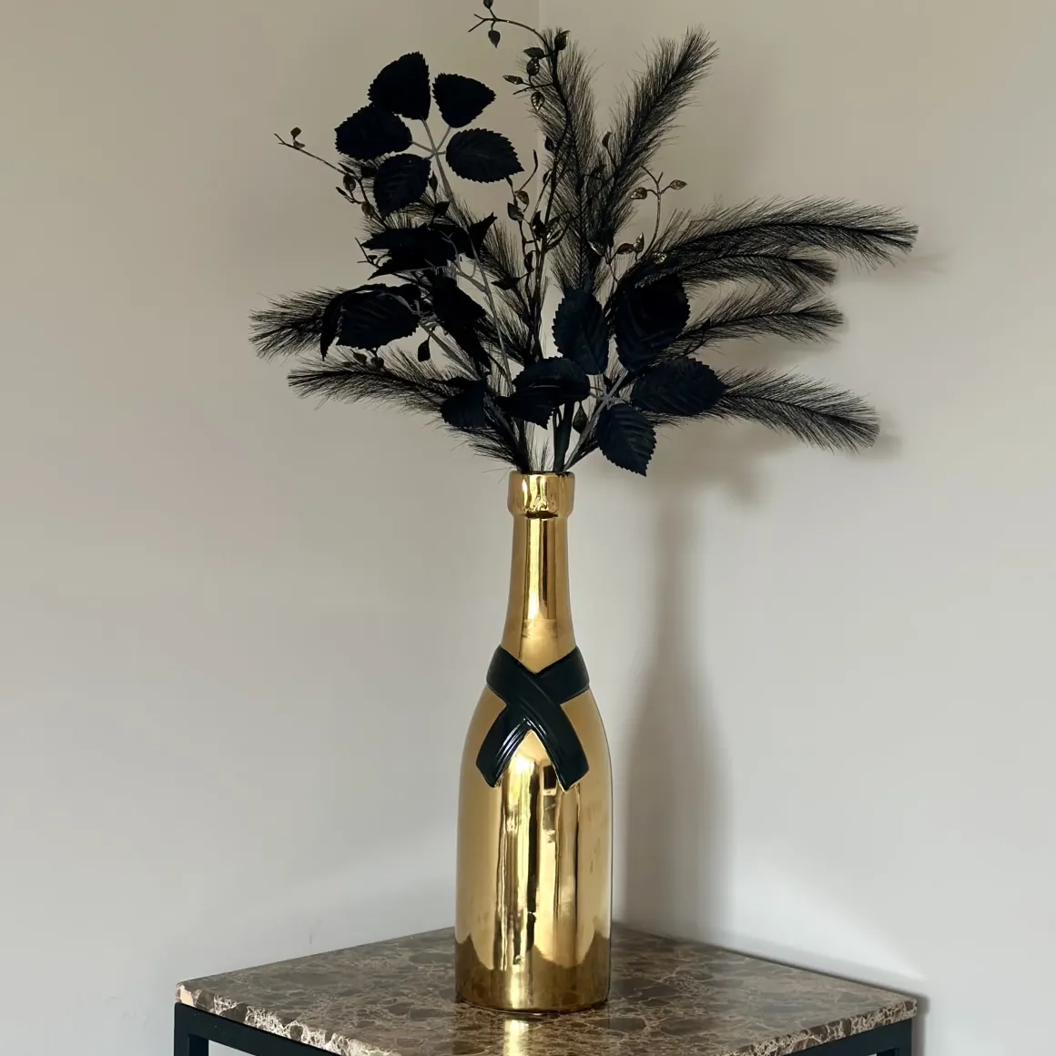 Champagne fles vaas goud met zwart kunst bladeren
