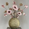 Gouden vaas met zijden bloemen boeket