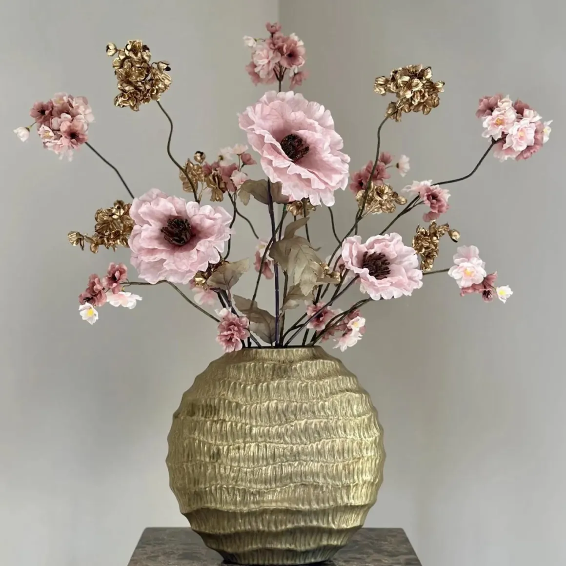 Gouden vaas met zijden bloemen boeket