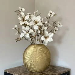 Gouden vaas ovaal met zijden bloem boeket wit