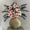 Goude vaas met zijden bloemen roze zwart