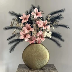 Goude vaas met zijden bloemen roze zwart