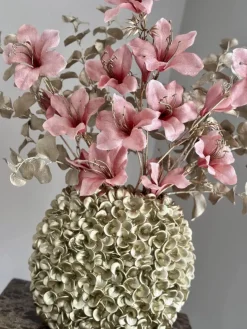Goude vaas ovaal met zijden bloem boeket roze