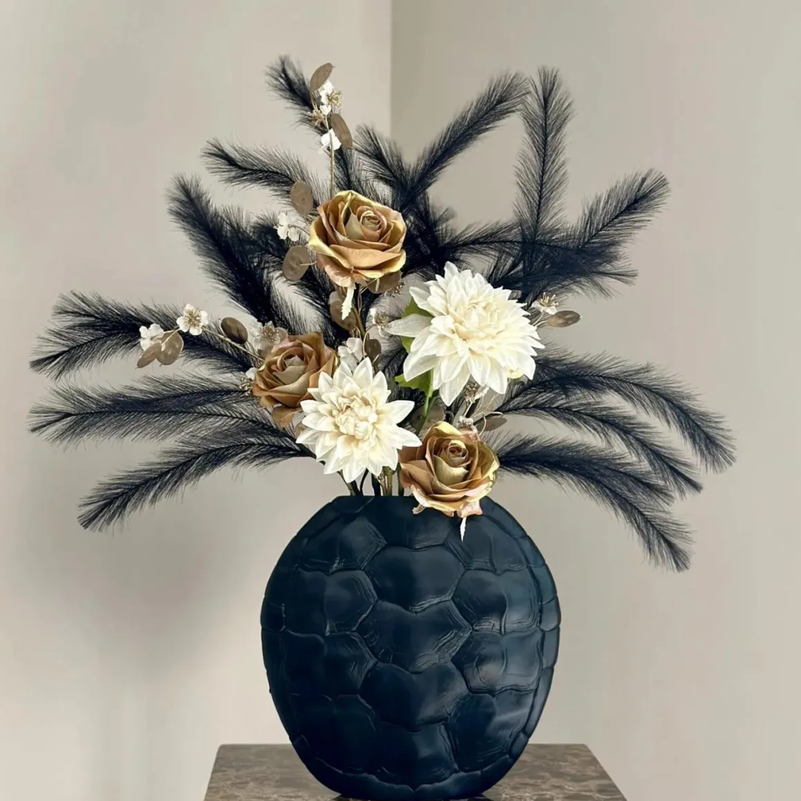 Grote zwarte vaas met zijden bloemen