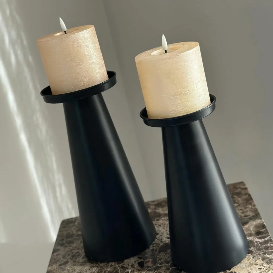 Kandelaar set 2 zwart met beige led kaarsen