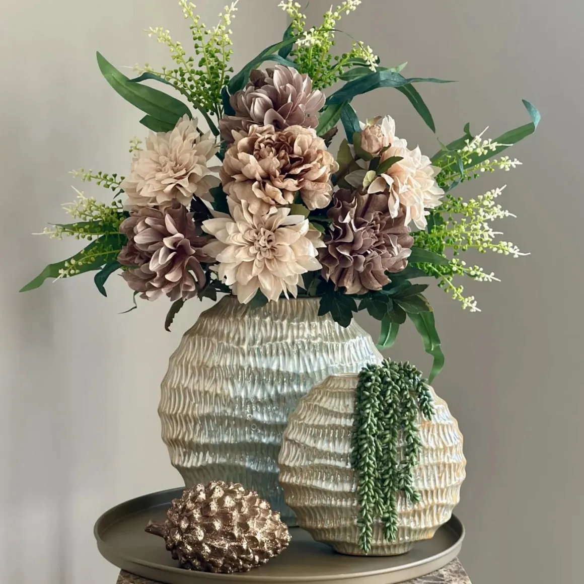 Parelmoer vaas met zijden bloem boeket nude