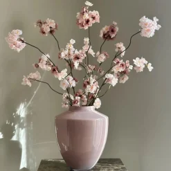 Roze vaas met zijden bloesemtakken