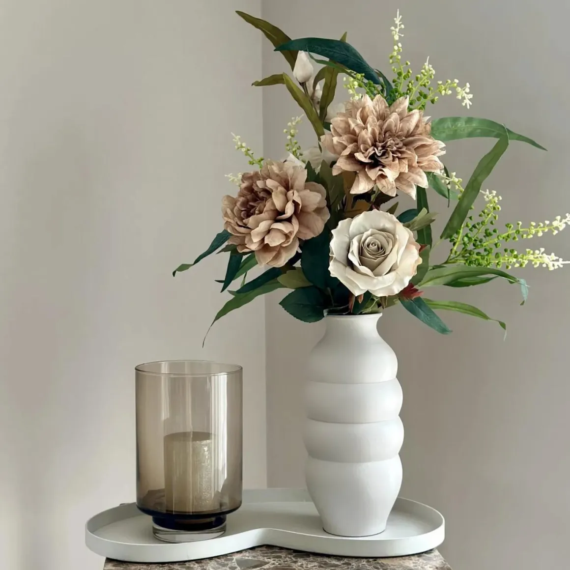 Tafeldecoratie set beige vaas met nude boeket