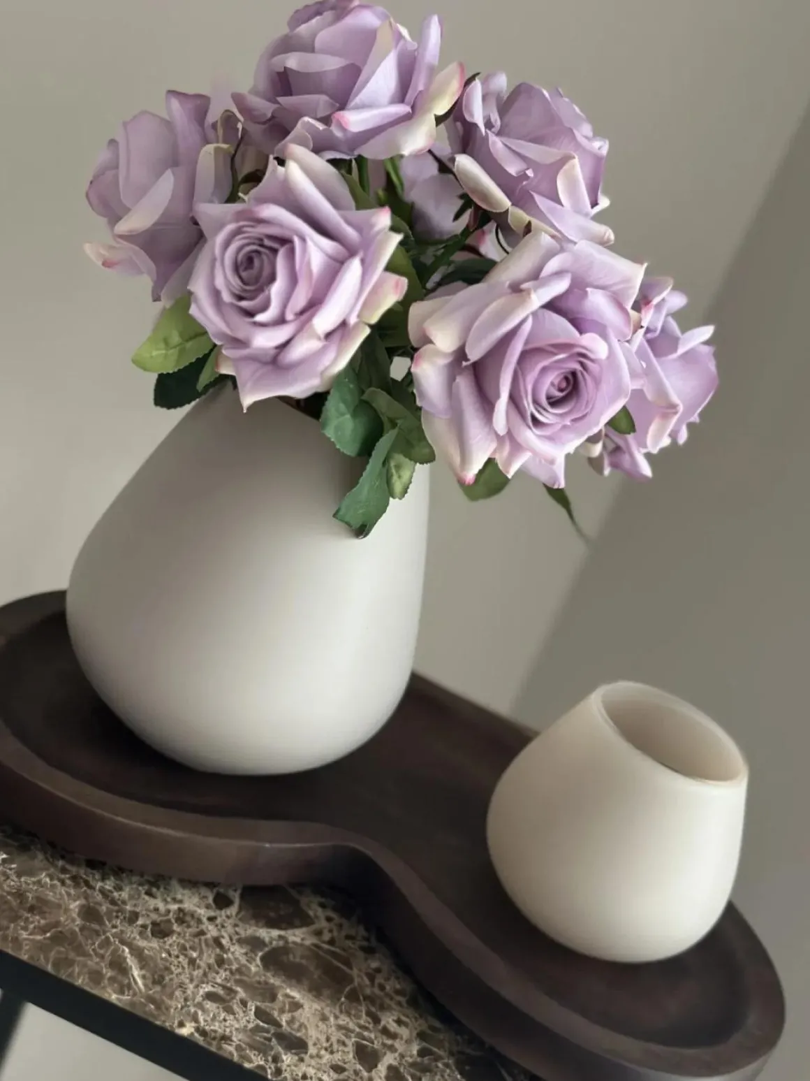 Tafeldecoratie set beige vaas met rozen en walnoot dienblad