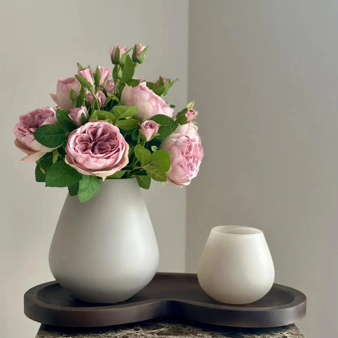 Tafeldecoratie set beige vaas met walnut dienblad