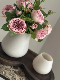 Tafeldecoratie set beige vaas met walnut dienblad