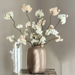 Taupe sand vaas met beige witte zijden bloesemtakken
