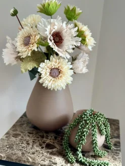 Taupe vaas met zijden bloem boeket