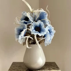 Vaas met blauwe zijden kunst bloem boeket