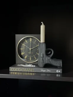 Vakkenkast decoratie set klok met Chanel tafelboek en pistool kandelaar