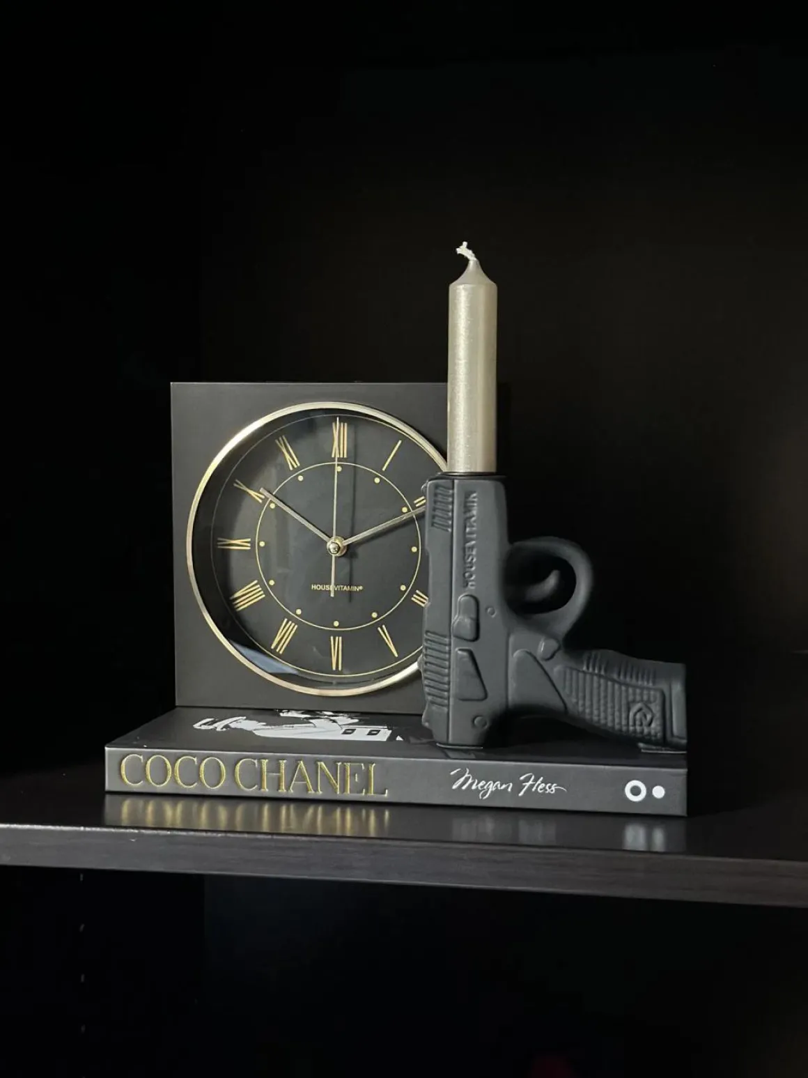Vakkenkast decoratie set klok met Chanel tafelboek en pistool kandelaar