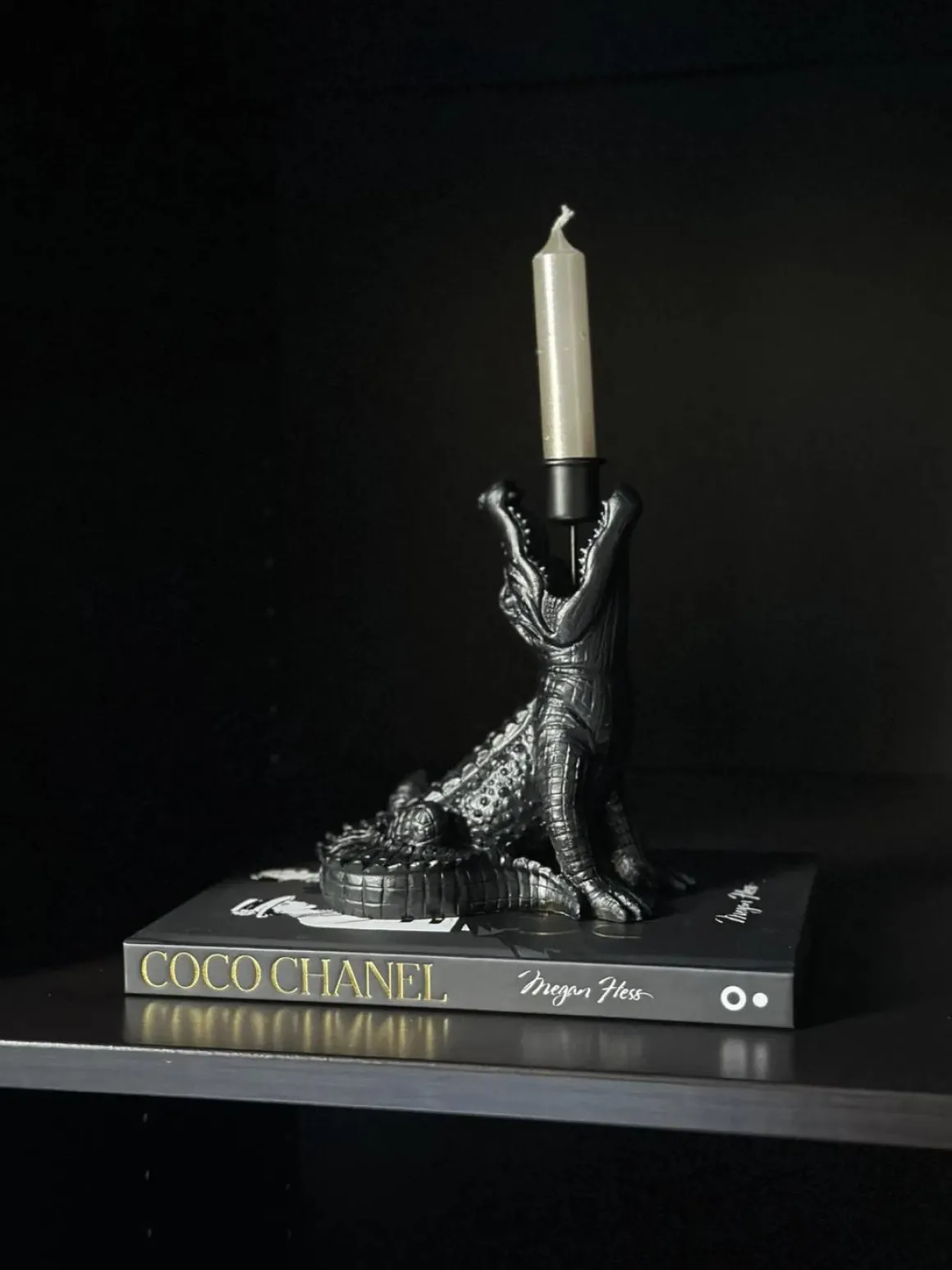 Vakkenkast decoratie set Krokodil kandelaar en Chanel tafelboek
