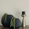Vensterbank decoratie of side table set vaas zwart erwtenplant met kandelaar