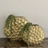 Vensterbank decoratie of side table set vaas goud met erwtenplant