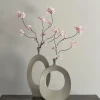 Vensterbank decoratie vaas beige + zijden bloesemtakken