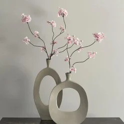 Vensterbank decoratie vaas beige + zijden bloesemtakken
