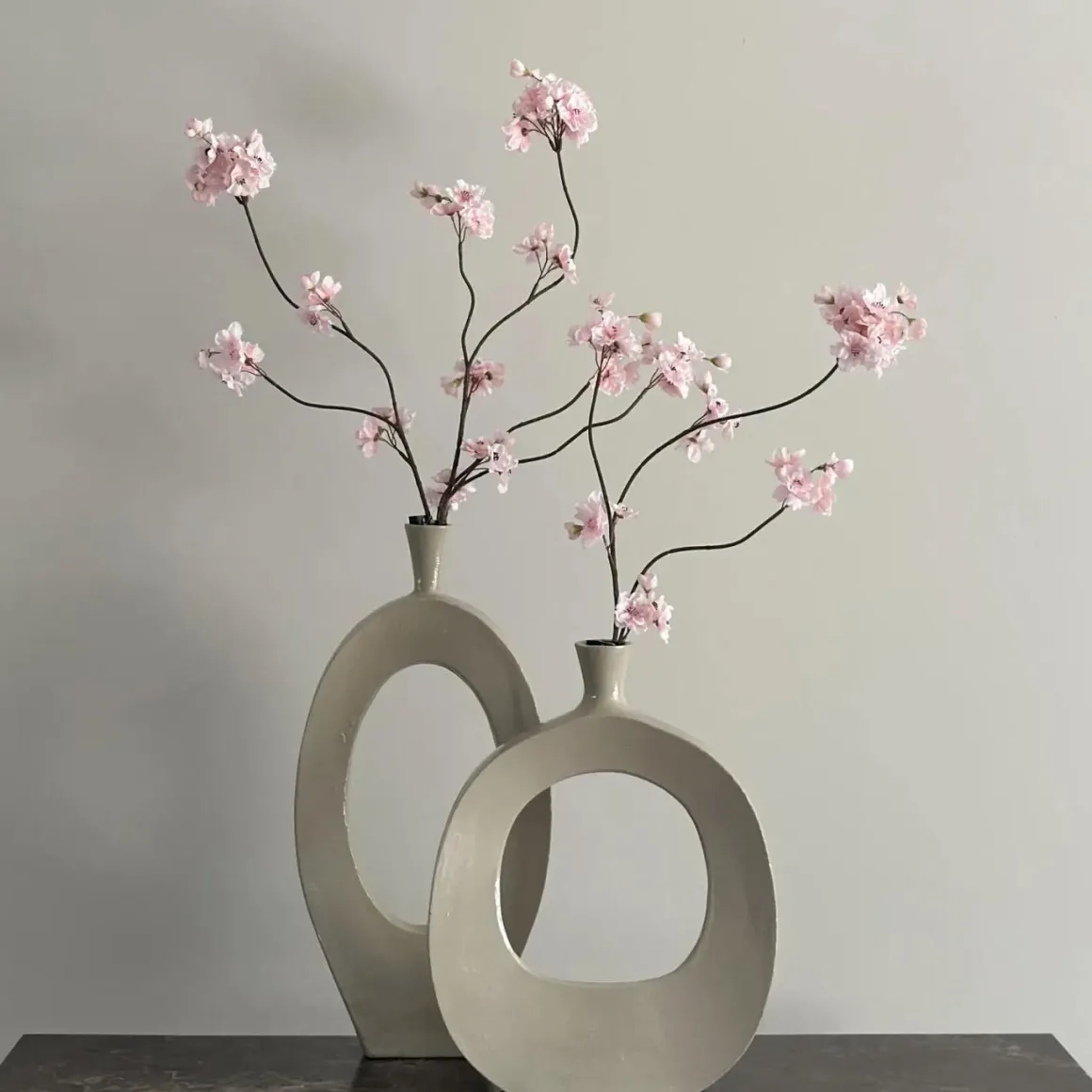 Vensterbank decoratie vaas beige + zijden bloesemtakken