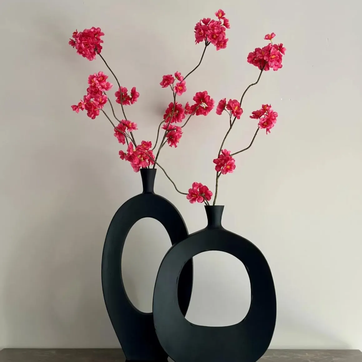 Vensterbank decoratie vaas zwart + zijden bloesemtakken fuchsia