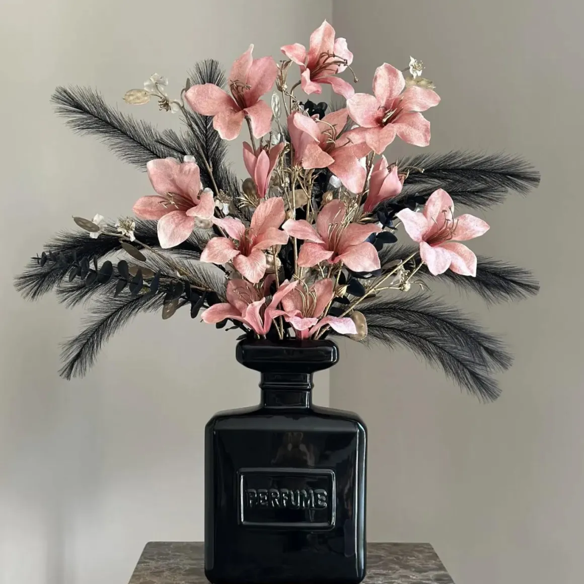 Zwarte parfum vaas met zijden bloem boeket