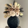 Zwarte vaas met beige gouden kunstbloemen boeket