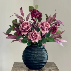 Zwarte vaas met zijden bloem boeket Burgundy