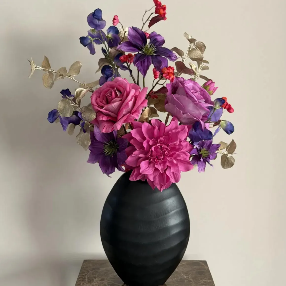 Zwarte vaas met zijden bloemen boeket luxury paradise paars