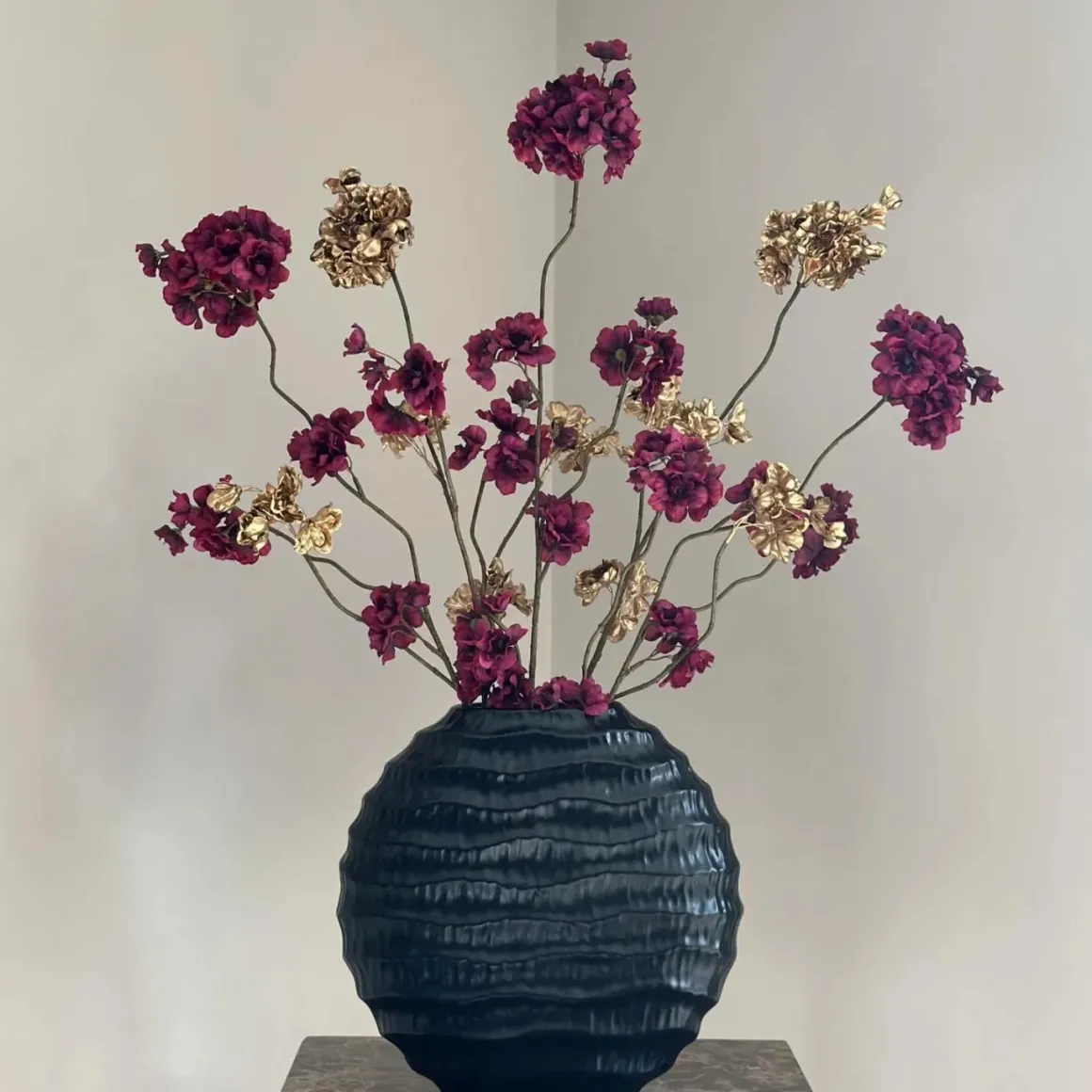 Zwarte vaas met zijden bloemen boeket